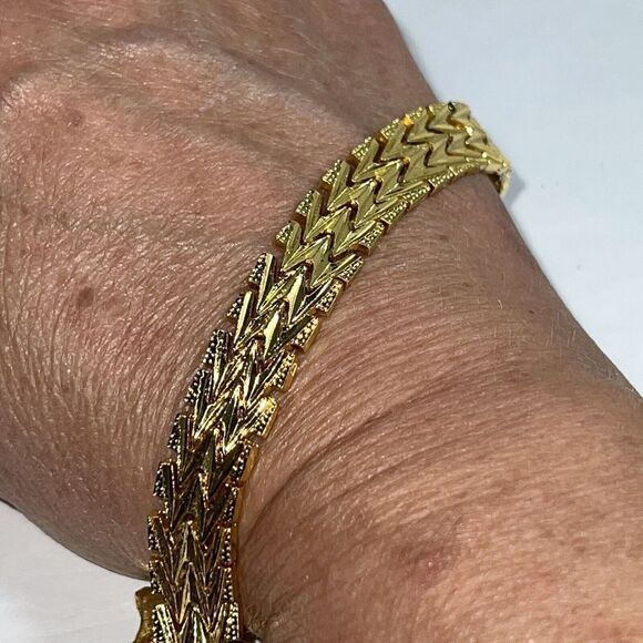 Wide Gold Tone Tennis Bracelet With Zigzag Design 7.5” Long 1/2” Wide Money - Picture 6 of 6